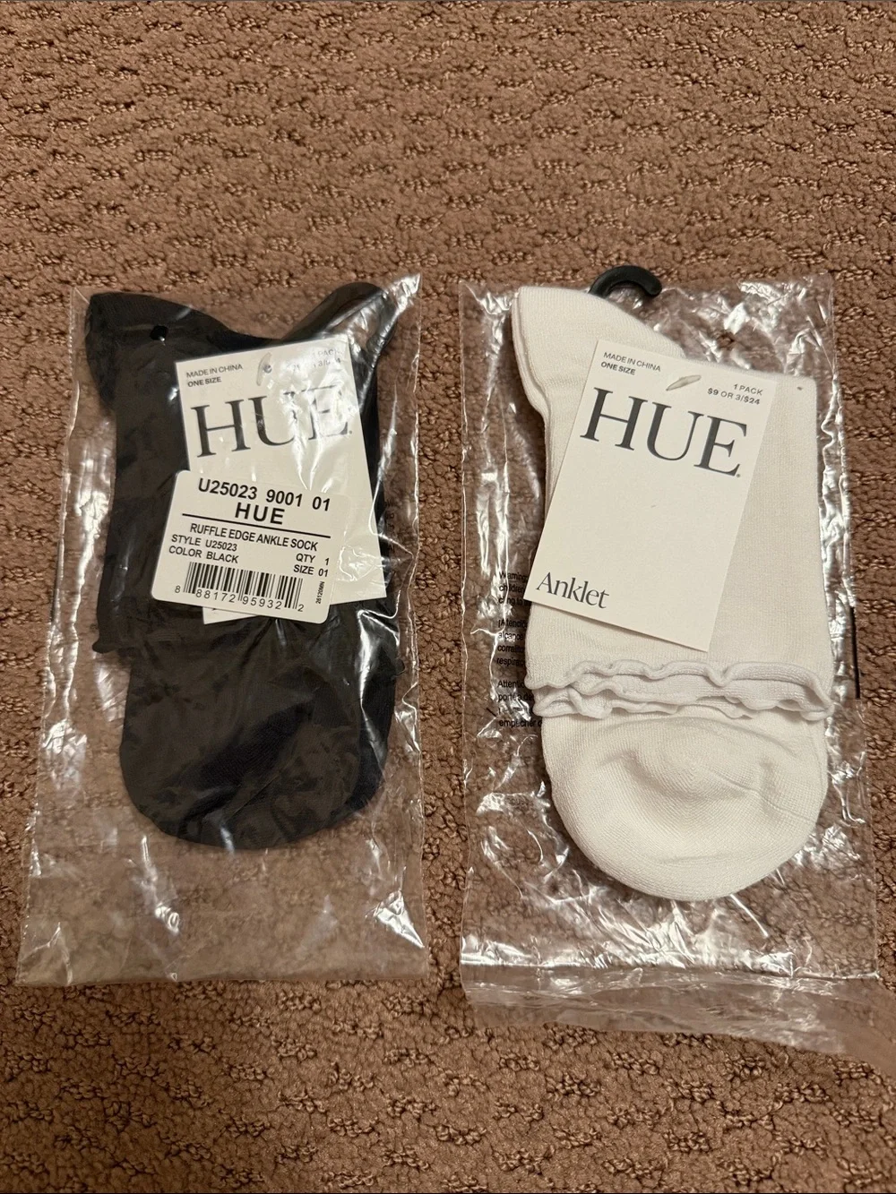 NWT Hue ruffle edge ankle socks
